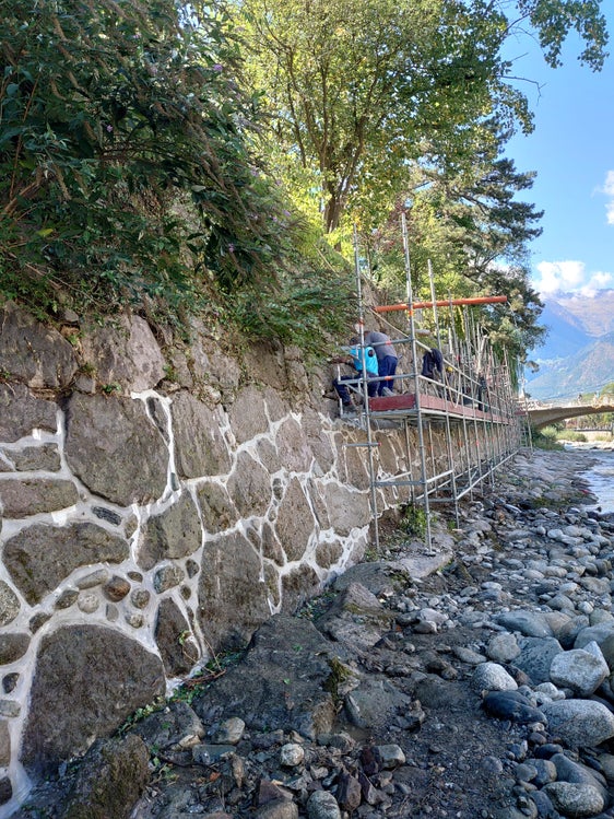 All'altezza del Ponte della Posta a Merano gli addetti dell'Ufficio sistemazione bacini montani ovest sta ripulendo dalla vegetazione i muri di sponda per garantire la sicurezza idraulica in caso di piena. (Foto: Agenzia Protezione civile/Ufficio Sistemazione bacini montani ovest)