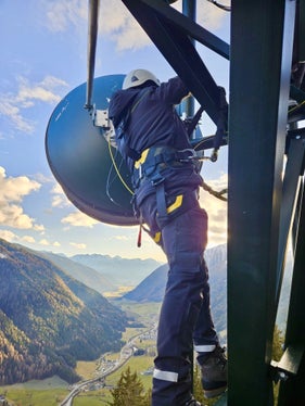 RAS-Techniker Tobias Bernardi montierte die Richtfunkantenne. (Foto: RAS)