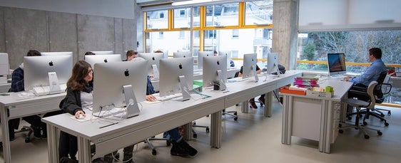 Una delle aule informatiche della Scuola professionale per l'artigianato e l'industria Luigi Einaudi di Bolzano (Foto: ASP)