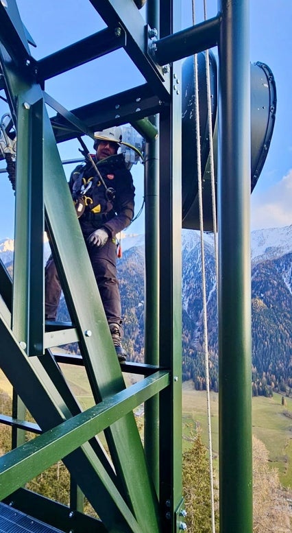 Il tecnico della RAS Giuseppe Trisolini è stato uno degli installatori dell'antenna a microonde ad Anterselva. (Foto: RAS)