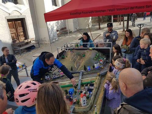 Was passiert bei Hochwasser? Wie kann man sich schützen? Wie verhält man sich angemessen? Das wurde beim heutigen Informationstag Hochwasser in Innichen auf dem Michaelsplatz anschaulich vermittelt. (Foto: LPA/G.News)
