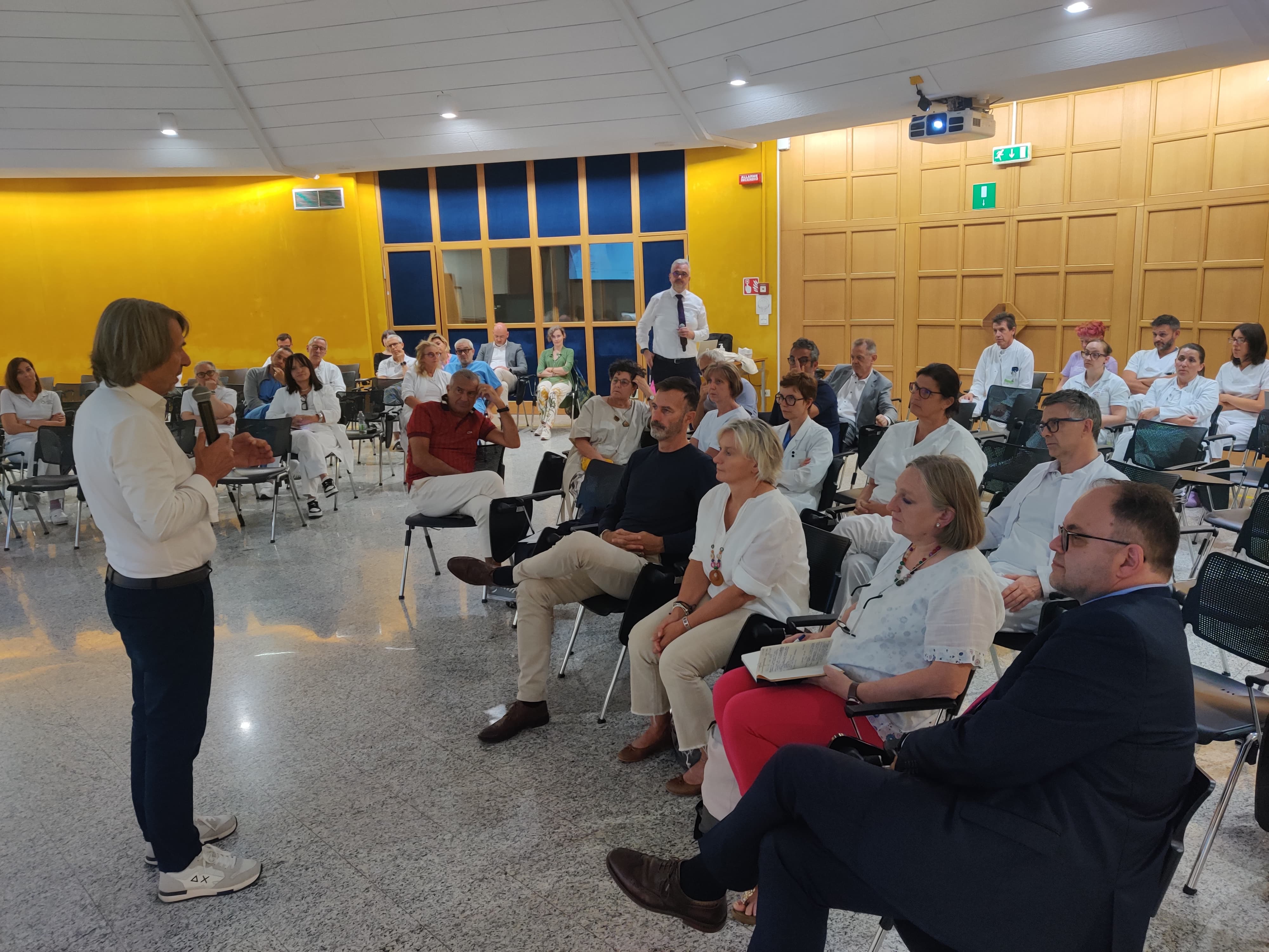 Gesundheitslandesrat Hubert Messner hat sich im Krankenhaus Bozen mit Führungskräften und Mitarbeitenden über aktuelle Herausforderungen und Zukunftsprojekte ausgetauscht und verschiedene Anregungen mitgenommen. (Foto: LPA/Samuel Vieider)