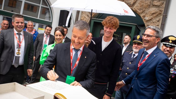 I sorrisi nei momenti davvero speciali. L'assessore allo sport Peter Brunner firma il Libro d’onore del Comune. Jannik è un modello eccezionale per i tanti bambini presenti oggi, non solo per il suo atteggiamento umile, ha detto Brunner. (Foto: ASP/Fabio Brucculeri)