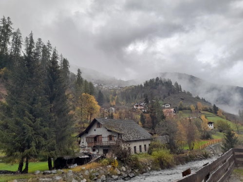 In diesem Oktober die Ausnahme: Ein trüber Tag mit viel Regen am Montag, dem 24. Oktober, in Stilfser Brücke (Foto: LPA/Maja Clara)
