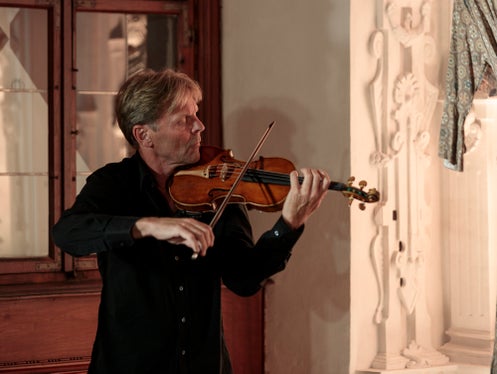 Il violinista Matthias Brommann ha accompagnato musicalmente l'Euregio Soirée a Castel Trostburg. (Foto: ASP/Tiberio Sorvillo)