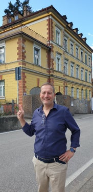 Das Gebäude wird renoviert und saniert und den Vereinen kostenlos zur Verfügung gestellt, erklärt Landesrat Bessone. (Foto: LPA)