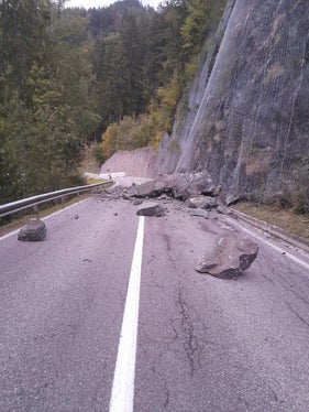 Un'altra immagine dei massi caduti in Val Gardena (Foto: Servizio strade Salto-Sciliar)
