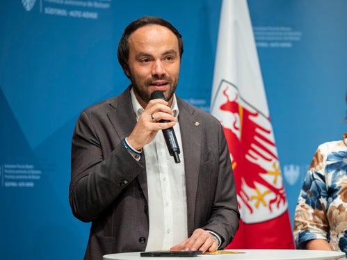 Bildungslandesrat Philipp Achammer ruft dazu auf, bestehende Unterstützungsangebote zu nutzen: Die Angebote sind ein Beitrag zur Demokratie und zu einer selbstbestimmten, souveränen Lebensführung. (Foto: LPA/Fabio Brucculeri) 