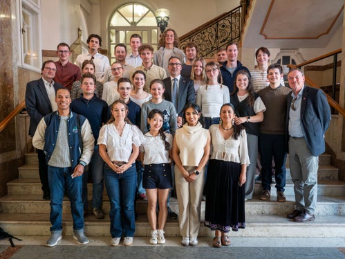 Die Stipendiatinnen und Stipendiaten der Konrad-Adenauer-Stiftung aus Berlin setzten sich bei einem Aufbauseminar in Südtirol mit dem Spannungsfeld zwischen populistischer Anfechtung und innerer Aushöhlung der Demokratie auseinander und diskutierten dabei auch Fragen der Demokratieentwicklung, des Föderalismus sowie demokratischer Innovationen. Ein Höhepunkt war das Treffen mit Landeshauptmann Arno Kompatscher im Palais Widmann.  (Foto: LPA/Margit Piok)