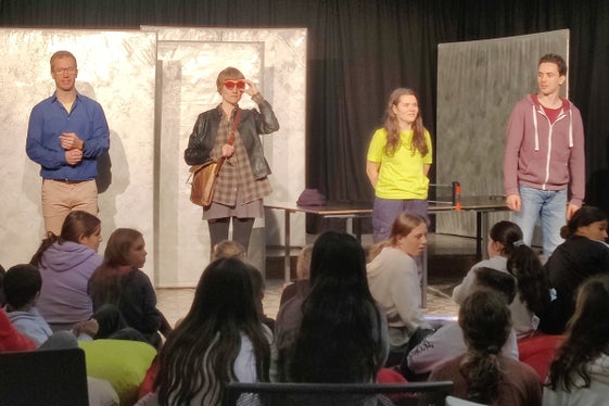 Jugendkulturprogramm 2023/24: Beim Theaterstück mit Nachgespräch Philotes – Spiel um Freundschaft stand der Umgang mit neuen Medien und das Eintauchen in die Cyberwelt im Vordergrund. Ein Theaterstück zwischen Realität und Virtualität, über Computerspielsucht, verborgene Ängste und den Wert der Freundschaft brachte die Jugendlichen zum Nachdenken; die Aufnahme entstand in Meran. (Foto: LPA/Landesamt für Jugendarbeit)