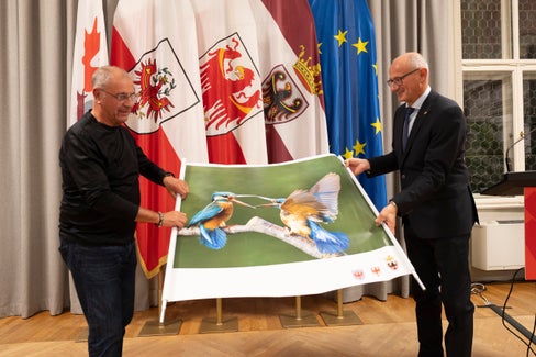 Presentazione della foto di copertina: (da sinistra) il fotografo Fernando Tait e il presidente dell’Euregio e del Tirolo Anton Mattle (Foto: Land Tirol/Sedlak)