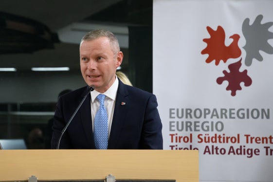 Euregio-Generalsekretär Christoph von Ach verwies darauf, dass die Förderung der Chancengleihheit seit Gründung des EVTZ Europaregion ein wichtiges Anliegen darstellt, das heute Abend eine besondere Ausprägung erfahren hat.