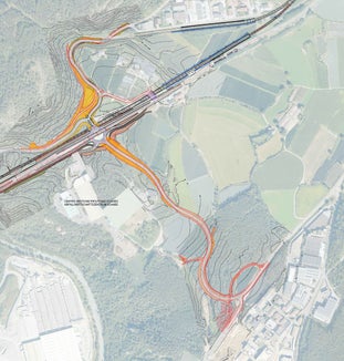 In der Zone Ladesstatt ist ein neuer Verkehrsknoten mit Kreisverkehr geplant, der die Anbindung der umliegenden Ortschaften verbessert und gleichzeitig einen flüssigen Verkehrsablauf auf der Pustertaler Staatsstraße gewährleistet. (Quelle: LPA/Ressort Infrastrukturen und Mobilität)