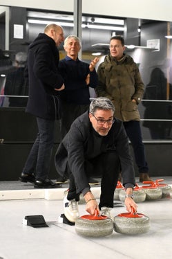 Il presidente della Provincia autonoma di Bolzano, Arno Kompatscher, alle prese con le stones del curling. (Foto: HC Valpusteria)