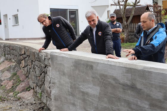 Bauarbeiten am Albionserbach in Augenschein genommen: (v.l.) Direktor der Agentur für Bevölkerungsschutz Klaus Unterweger, Landesrat Arnold Schuler, Direktor des Landesamtes für Wildbach- und Lawinenverbauung Nord Philipp Walder, dahinter Vorarbeiter Alex Messner (Foto: LPA/Noemi Prinoth)