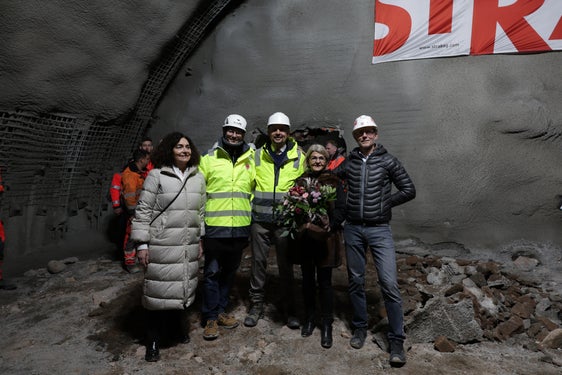 „Der Abbruch der letzten Tunnelwand, der einen Monat vor dem geplanten Termin erfolgte, ist ein lang erwarteter symbolischer Meilenstein für Branzoll und das Land. Möglich wurde dieses Ergebnis durch den Einsatz der Fachkräfte, Arbeiter und beteiligten Unternehmen“, sagte der Landesrat für Infrastruktur, Daniel Alfreider (Bildmitte), zusammen mit Vizebürgermeisterin Margot Pizzini (von links), dem Projektleiter Davide Maniezzo, Bürgermeisterin von Branzoll, Giorgia Mongillo (zweite von rechts) und dem delegierten Strabag-Rat Andrea Marzi. (Foto: LPA/Ingo Dejaco)