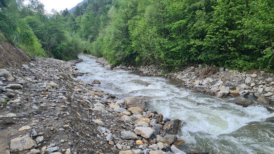 Nachher: Die Wildbacharbeiter haben die orografisch linke Uferschutzmauer des Schnalserbachs auf der Höhe der Recyclinganlage saniert. (Foto: LPA/Landesamt für Wildbach- und Lawinenverbauung West)
