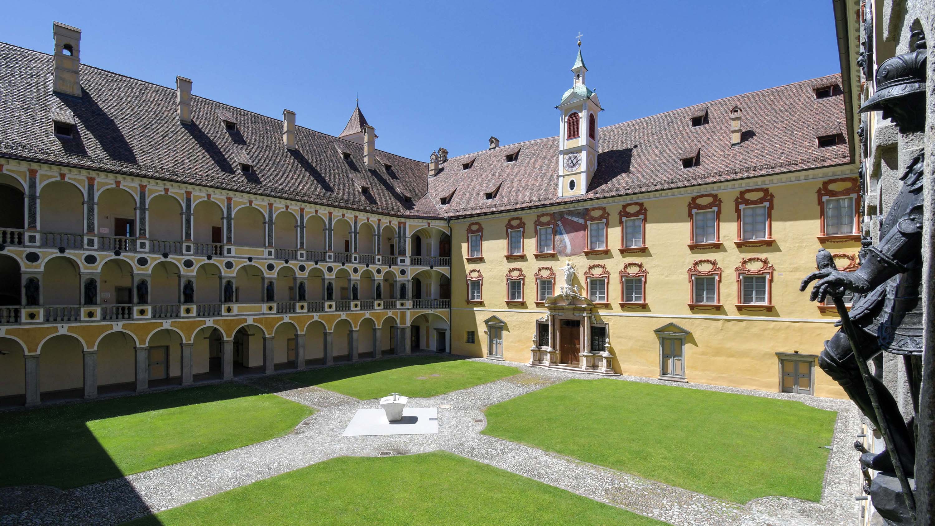 Il cortile interno della Hofburg di Bressanone, dove si potrà visitare la doppia mostra, storia e arte, “1525-2025 Irruzione – Sovversione – Rinnovamento”. (Foto: USP/Hofburg Bressanone)