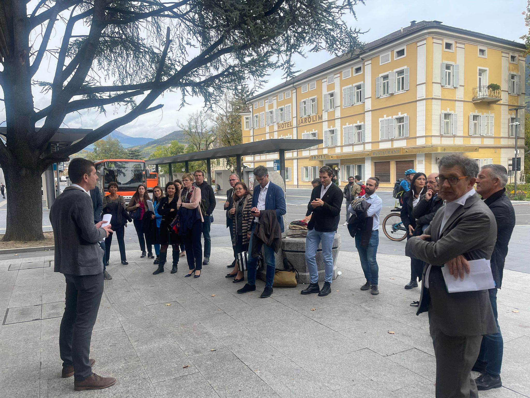 Massimiliano Valle della STA guida i membri del Comitato di sorveglianza del FESR alla visita al Centro di mobilità di Bressanone (Foto: STA - Strutture Trasporto Alto Adige SpA)
