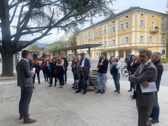 Massimiliano Valle della STA guida i membri del Comitato di sorveglianza del FESR alla visita al Centro di mobilità di Bressanone (Foto: STA - Strutture Trasporto Alto Adige SpA)