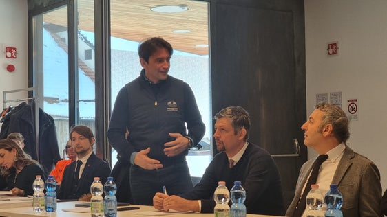 Bei der Besprechung der Bauarbeiten für die Umfahrung Percha: Simico-Verwalter Luigivalerio Sant’Andrea (stehend), Landtagsabgeordneter Daniel Alfreider und Tiefbauabteilungsdirektor Umberto Simone (rechts). (Foto: LPA)  