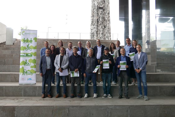 Foto di gruppo per gli undici esperti di mobilità che hanno conseguito il diploma (Foto: STA/Pozzo)