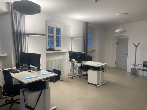 Il nuovo spazio di coworking di Brunico offre fino a dieci postazioni di lavoro distribuite in tre stanze e può essere utilizzato a rotazione dai dipendenti provinciali della Val Pusteria per lavorare a distanza. (Foto: USP/Anna Künig)