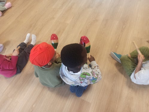 Um Kindern möglichst früh auch ein erstes Kennenlernen der Institution Musikschule zu ermöglichen, wurde ein Kooperationsprojekt zwischen der Musikschule und den deutschsprachigen Kindergärten entwickelt; im Bild: Kindergarten Pfatten. (Foto: LPA/Kindergarten Pfatten)