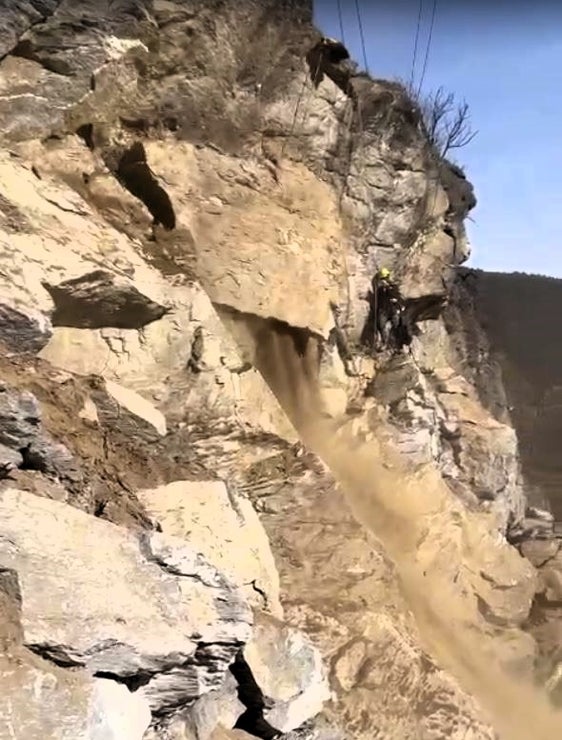I rocciatori al lavoro per ripulire la parete rocciosa lungo la strada statale dello Stelvio, a Laces. (Foto: Servizio strade) 