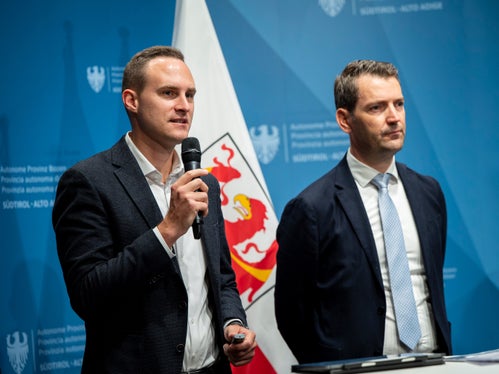 Alexander Alber (im Bild links mit Ressortdirektor Martin Vallazza) vom Amt für Infrastrukturen und nachhaltige Mobilität erläuterte die praktischen und finanziellen Vorteile: Das Laden zu Hause ist bequem und zahlt sich aus. Mit einer Wallbox, die auf den eigenen Bedarf abgestimmt ist, kann man das Auto über Nacht laden, den Stromverbrauch besser steuern und die laufenden Kosten senken. (Foto: LPA/Fabio Brucculeri)