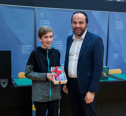 L'assessore Achammer con Paul Künig di San Candido, premiato per la fotografia Sechs Leben (Foto: ASP/Fabio Brucculeri)