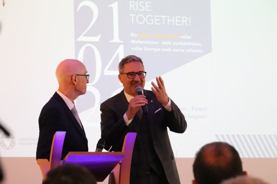 Dank für das Geleistete: Landeshauptmann Arno Kompatscher (rechts) beim Festakt mit dem Direktor der Landeshotelfachschule Kaiserhof Hartwig Gerstgrasser. (Foto: LPA/Maja Clara)