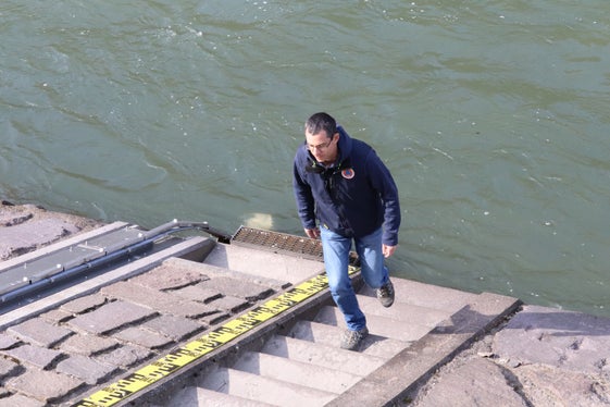 Einperldüse (links im Bild) und Messlatte (gelb-schwarz) bei der Pegelstation am orografisch linken Ufer des Eisacks in Bozen-Süd. (Foto: LPA/Maja Clara)
