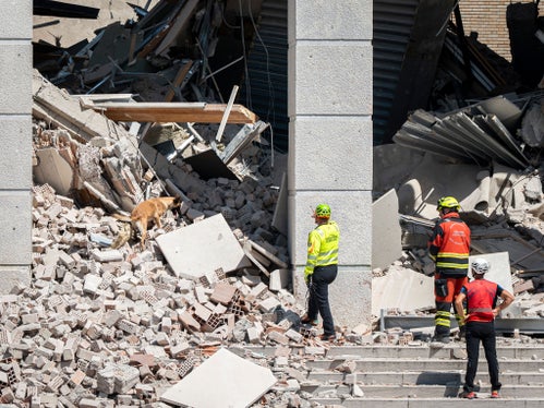 Sono in corso verifiche delle autorità preposte con i cani, per ulteriori accertamenti del fatto che nessuno sia rimasto sotto le macerie. (Foto: USP/Fabio Brucculeri)