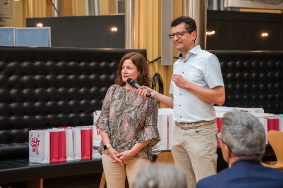In cabina di regia per l'organizzazione delle feste di pensionamento l'Ufficio Sviluppo personale: nella foto (a destra) il direttore Günter Sölva e la sua sostituta, Eva Christoforetti. (Foto: ASP/Bernhard Aichner) 