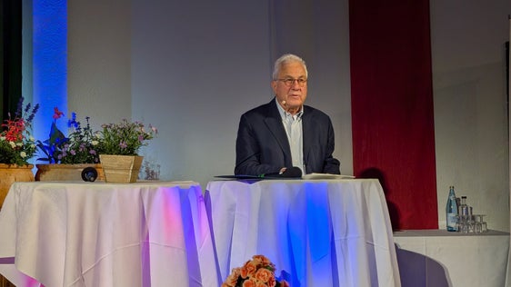 Jurymitglied Franz Kössler, langjähriger ORF-Journalist aus Eppan, hielt die Laudatio auf die beiden Preisträger Matthias Winterer und Jürgen Klatzer. (Foto: Presseclub Concordia/Florian Stauder)