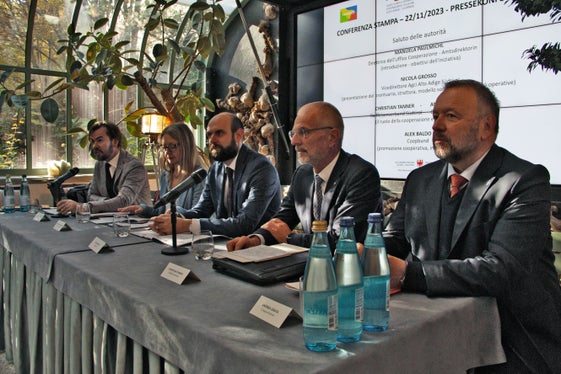 Presentate oggi le nuove linee guida per le cooperative per la terza età (da sinistra): Nicola Grosso (AGCI), Manuela Paulmichl (Ufficio Cooperazione della Provincia), Alex Baldo (Coopbund Alto Adige Südtirol), Christian Tanner (Federazione Cooperative Raiffeisen) e Andrea Grata (Cooperdolomiti ) (Foto: ASP/Greta Stuefer)