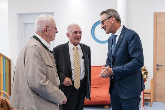 Landeshauptmann Arno Kompatscher (rechts) dankte Prof. Eduard Höcherl (links), Bundesvorsitzender des Kulturwerkes für Südtirol und Stiftungsrat des Walther-von-der-Vogelweide-Preises, sowie Johannes Eigelsreiter (Mitte) von der Stiftung Bauernkinder sowie Stiftungsvorstand des Walther-von-der-Vogelweide-Preises, nahmen die vielfältig zum Ausdruck gebrachten Zeichen der Wertschätzung und Verbundenheit stellvertretend für die vielen Mitglieder und Förderer dankend entgegen.  (Foto: LPA/Bernhard Aichner)