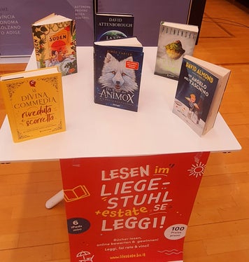 Unter 40 Büchern in deutscher und italienischer Sprache konnten die jungen Leserinnen und Leser wählen. (Foto: LPA)