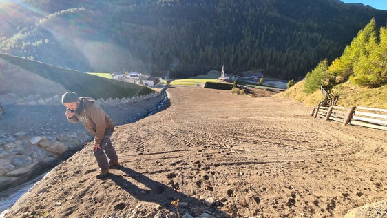 Schutzbauten für den Weiler Kappl in Langtaufers: Im Frühsommer 2021 hat der Bautrupp mit Vorarbeiter Florian Hofer (im Bild) mit den Arbeiten begonnen und sie Ende Oktober abgeschlossen. (Foto: LPA/Landesamt für Wildbach- und Lawinenverbauung West)