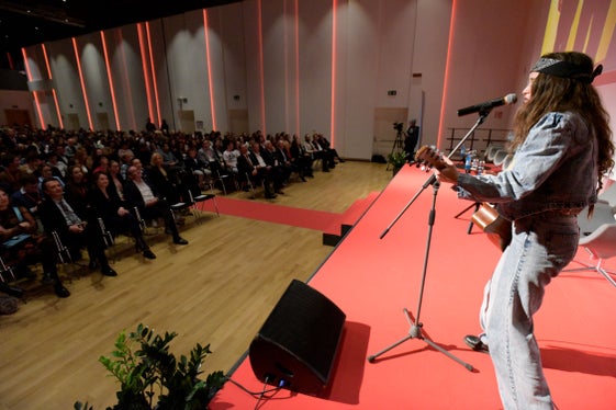Nina Duschek ha deliziato la platea con dei brani musicali. (Foto: Fondazione Cassa di Risparmio/Ochsenreiter) 