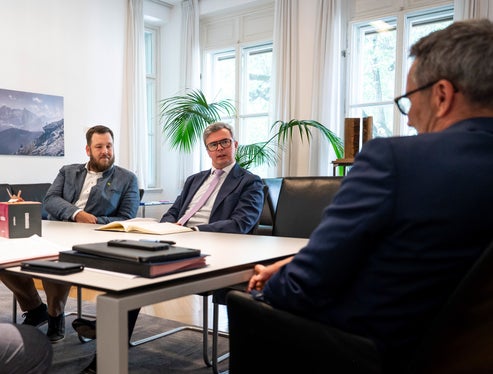 Al centro del colloquio tra Michael Kaufmann (da sinistra), Lukas Brunner e Arno Kompatscher vi erano temi chiave di politica economica quali la sostenibilità e la carenza di manodopera qualificata. (Foto: USP/Fabio Brucculeri)