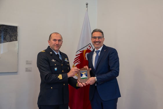 Oberstleutnant Nicola Bolzan und Landeshauptmann Arno Kompatscher beim Treffen im Landhaus 1, in Bozen mit dem Wappen des Flugplatzkommandos Toblach. (Foto: LPA/Greta Stuefer)