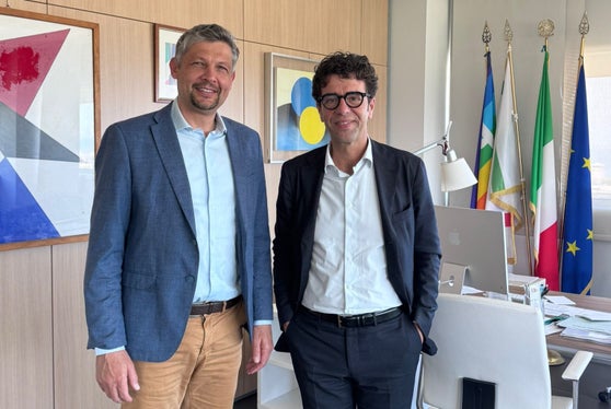 Mobilitätslandesrat Daniel Alfreider (links im Bild) mit Vito Antonacci, dem Direktor der Mobilitätsabteilung der Region Apulien. (Foto: LPA/Ressort Infrastrukturen und Mobilität)