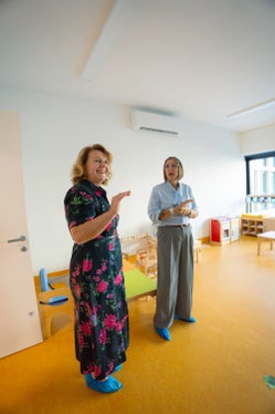 Landesrätin Rosmarie Pamer mit der Direktorin der Sozialgenossenschaft CasaBimbo, Stefania Badalotti beim Besuch der Betriebskita im WaltherPark. (Foto: WaltherPark AG)