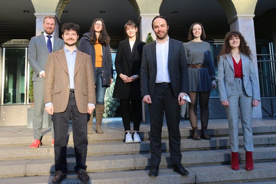 Gemeinsam Studierende unterstützen: Julian Nikolaus Rensi, Landesrat Philipp Achammer, Ariane Benedikter (erste Reihe v.l.), Niklas Klinge, Katja Oberrauch, Annika Schmidt, Mariachiara Scibona (hintere Reihe v.l.). (Foto: LPA/Edith Benischek)