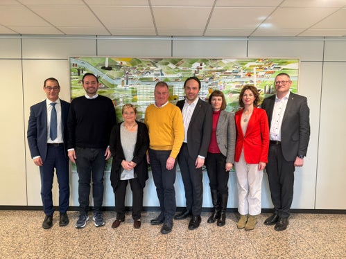 Vertreterinnen und Vertreter des Südtiroler Meisterbundes haben mit den Landesräten Galateo (2.v.l.) und Achammer (4.v.r.) über gemeinsame Anliegen gesprochen. (Foto: LPA)