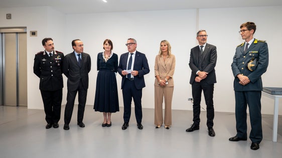 Da sinistra a destra: il comandante provinciale dei Carabinieri Alessandro D'Errico, il questore di Bolzano Giuseppe Ferrari, il commissario del Governo di Bolzano Maddalena Travaglini, l'assessore Christian Bianchi, la presidente del Tribunale Francesca Bortolotti, il presidente della Provincia Arno Kompatscher e il tenente colonnello Manuel Artuso (Guardia di Finanza). (Foto: USP/Fabio Brucculeri)