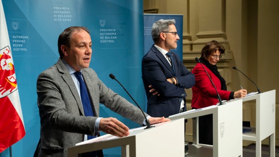 Landesrat Giuliano Vettorato (1.v.l.) hat in der Pressekonferenz mit (weiter v.l.) Landeshauptmann Arno Kompatscher und Landesrätin Maria Hochgruber Kuenzer hat heute die neuen Förderkriterien für Energieeffizienz und erneuerbare Energien vorgestellt. (Foto: LPA/Fabio Brucculeri)