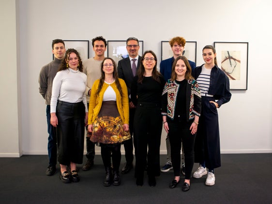 La delegazione dell’Associazione Universitaria Sudtirolese insieme al presidente Arno Kompatscher: nella foto (da sinistra) Luca Pini, Hannah Tonner, Alexander von Walther, Daniela Delmonego, il presidente Kompatscher, Alexandra Dusini, Jannis Kager-Kofler, Magdalena Scherer e Katja Oberrauch. (Foto: ASP/Fabio Brucculeri)